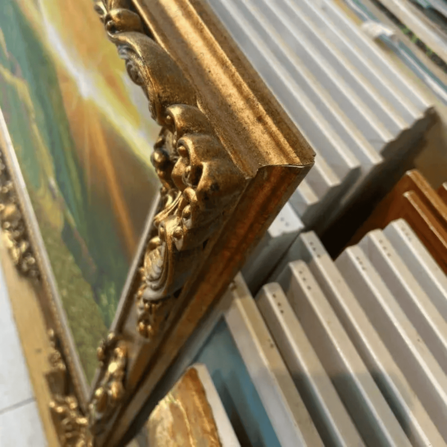Antique Style Living Room Decor |Ornate Gold TV Frame U88881NV